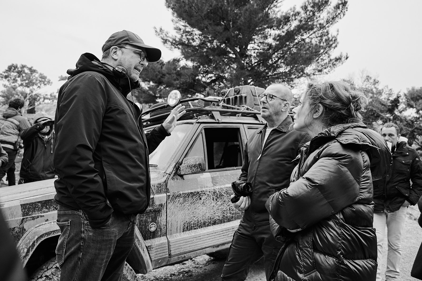 Jörg Lühdorff mit Schauspielerin und Filmteam am Set
